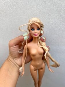 Como restaurar o cabelo de uma boneca
