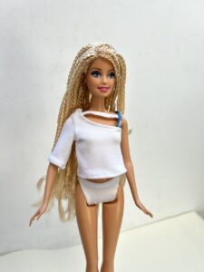 costurando roupas da Barbie