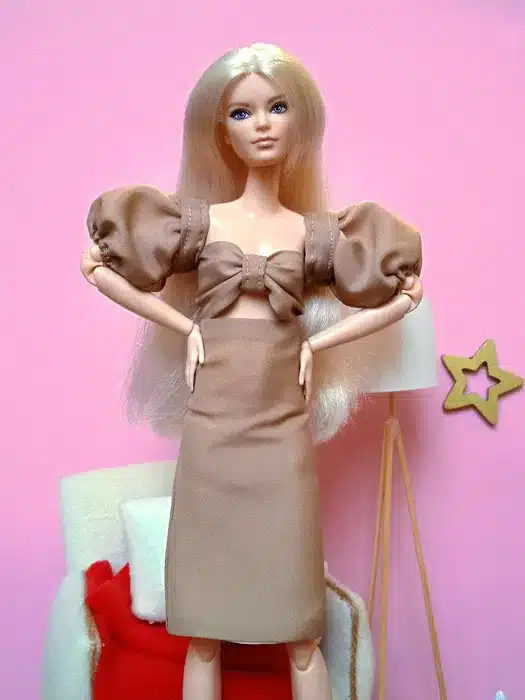 costurando roupas de boneca